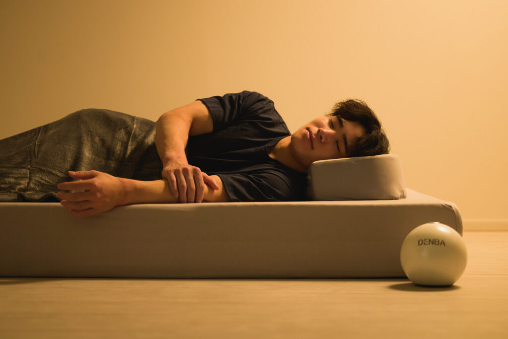 DENBAで寝る男性